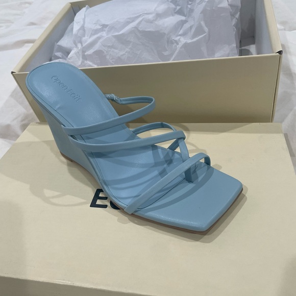 Blue wedges size 6.5 - Picture 2 of 3